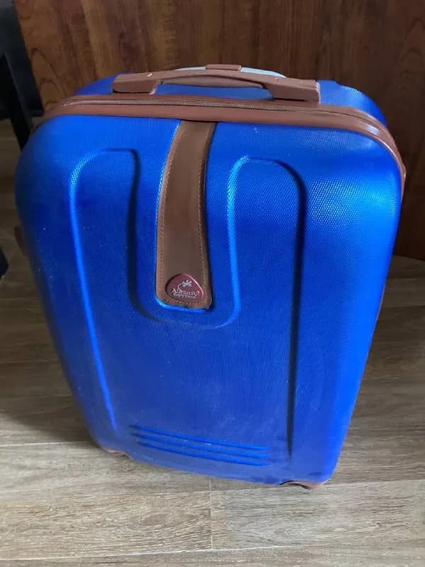1. Чемодан m 64×24×37 почти новый 50 лари — Тбилиси — 50 ₾