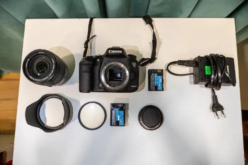 Canon EOS 7D Mark II + объектив 15-85mm f/3.5-5.6 IS USM — Тбилиси — 1 300 ₾