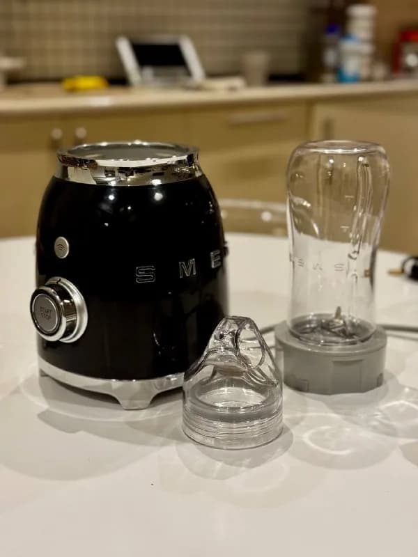 Блендер Smeg BLF01 со стаканом — Тбилиси — 250 ₾