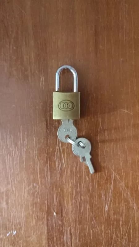 Замок маленький с двумя ключами — Батуми