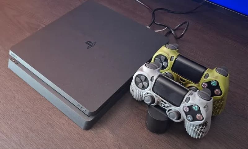 PS4 Slim 1TB с двумя геймпадами — Батуми — 600 ₾