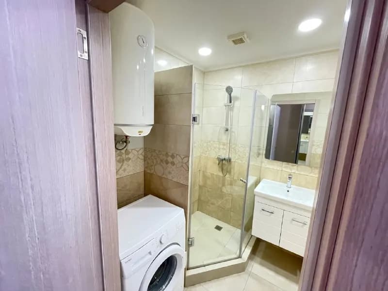 33 м² на 10 этаже с удобной планировкой: барная стойка отделяет зону сна от кухни и обеденной зоны. — Батуми