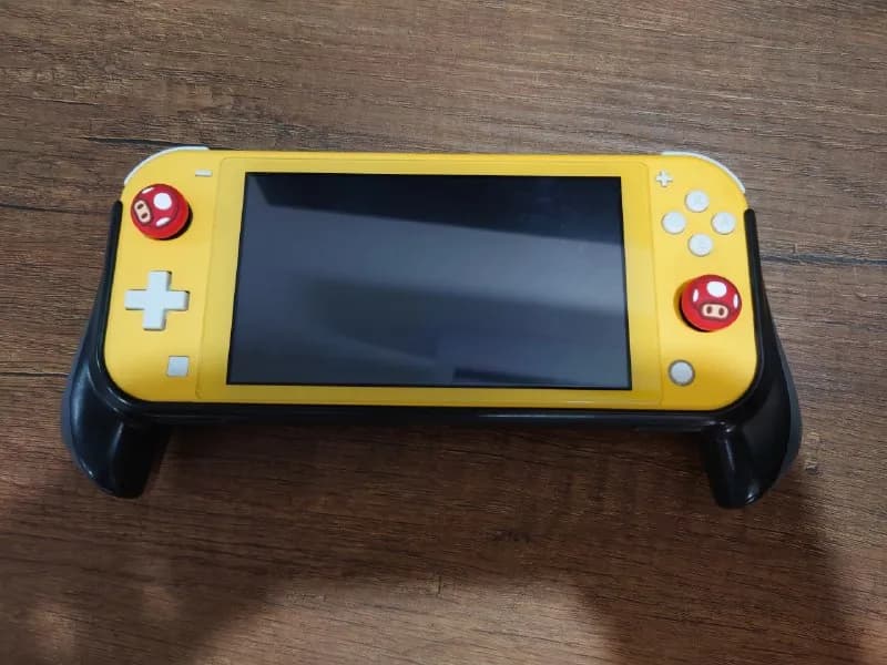 Nintendo Switch Lite Прошитая — Батуми — 550 ₾