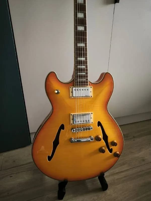 Semi-Hollow Electric Guitar — Батуми — 270 $