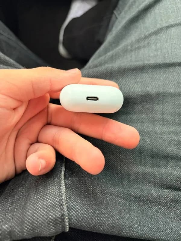 airpods 4 с коробкой без бес шумоизоляции состояние хорошое не сломана есть одно сверху крышки на фо — Батуми — 300 ₾