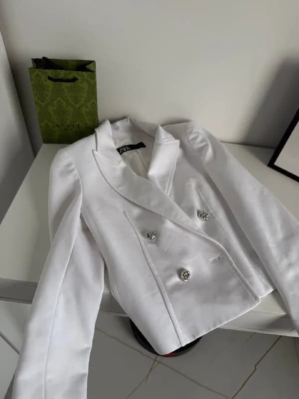 Zara, потеряла одну пуговицу — Батуми — 50 ₾