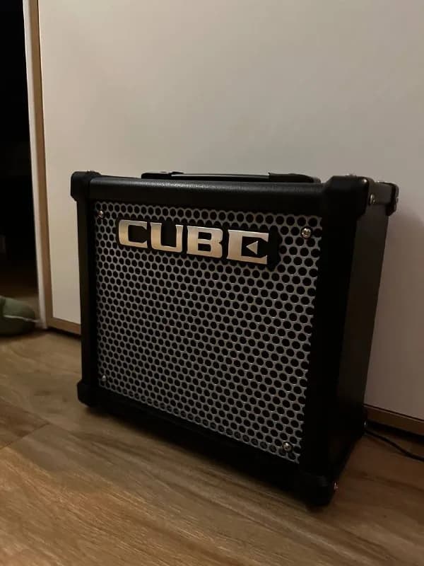 Roland cube 10 gx 10wat — Батуми — 350 ₾