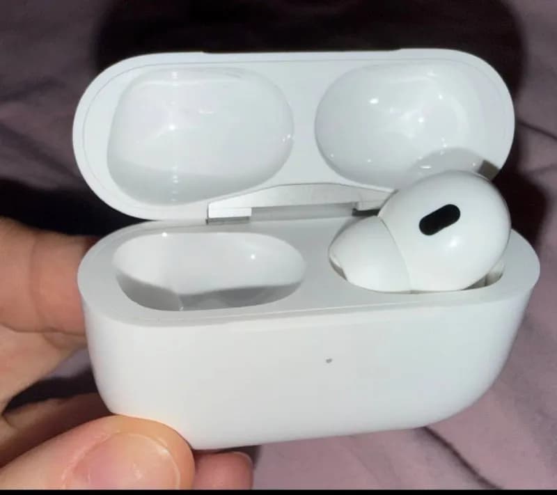 100лари. Airpods Pro 2. Без левого наушника. Куплены в itechnics. Работают прекрасно. — Батуми — 100 ₾