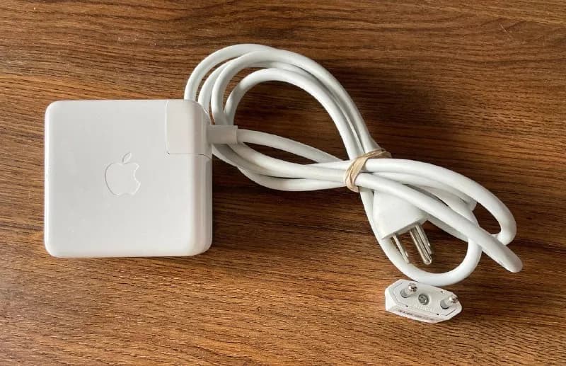Apple длиной 2 метра. Подключается к штатному разъёму блока питания вместо съёмной вилки. — Батуми — 19 ₾