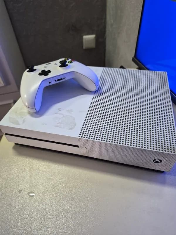 Xbox One S + джойстик + много игр — Батуми — 350 ₾