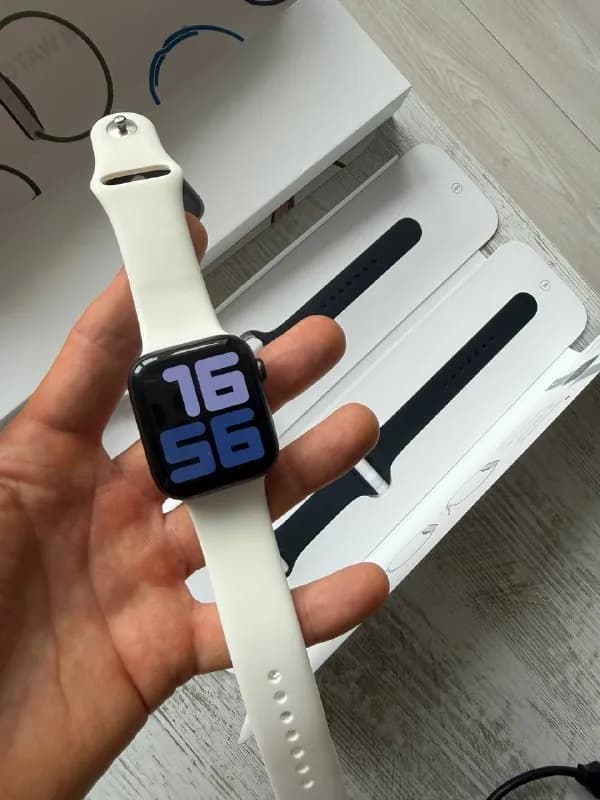 Apple Watch SE 44 mm, GPS Cellular в цвете Midnight — Батуми — 480 ₾