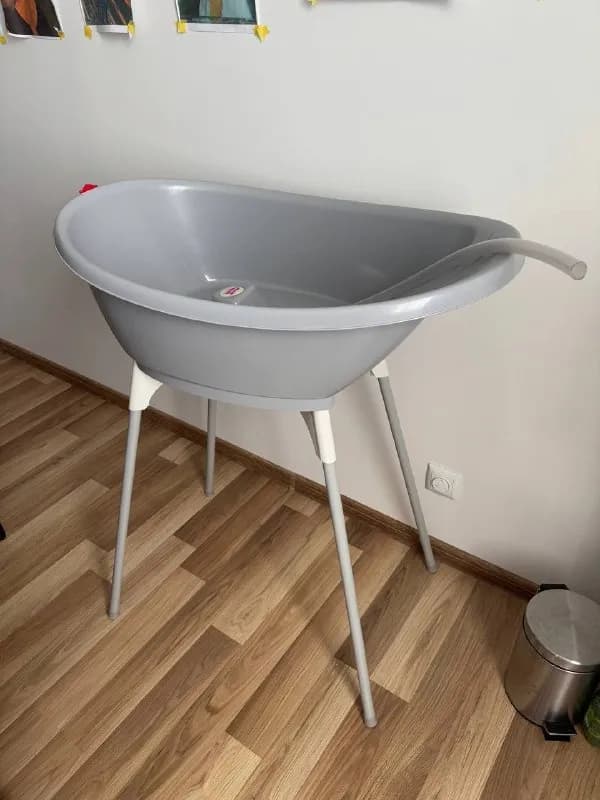 Ok Baby Bella+Подставка Серый. Подходит для купания лежа до 6 месяцев и сидя — с 6 месяцев и до 1 го — Батуми — 100 ₾