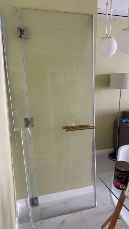 1. Стеклянная дверь в душевую — Батуми — 200 ₾
