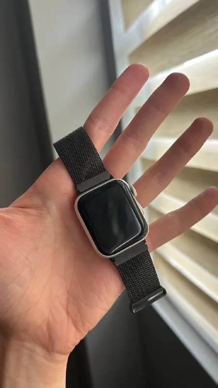 Apple Watch SE 40 mm. Состояние аккумулятора 81%. Оригинальная зарядка, оригинальный белый ремешок + — Батуми — 250 ₾