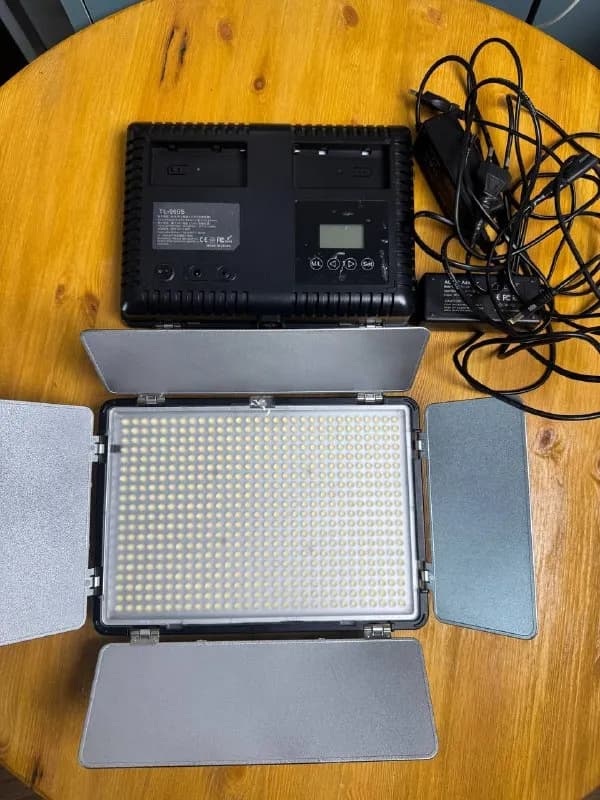 LED панель в наличие 2шт подойдет для фото или видео съемки, можете докупить к ним батареи для автон — Батуми — 200 ₾