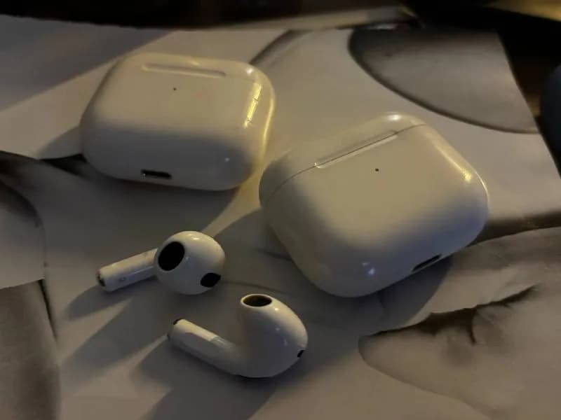 AirPods 3 + второй кейс с правым наушником (удобно заряжать сразу 2 чехла и долго не думать о зарядк — Батуми — 200 ₾