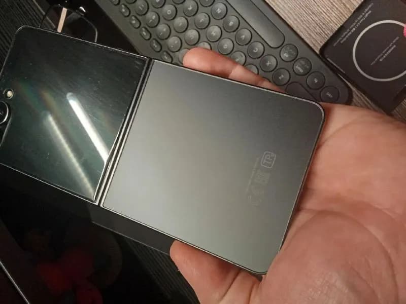 Samsung galaxy flip 7 black 512gb. Состояние идеальное. На переднем экране защитное стекло. Внутренн — Батуми — 2 200 ₾