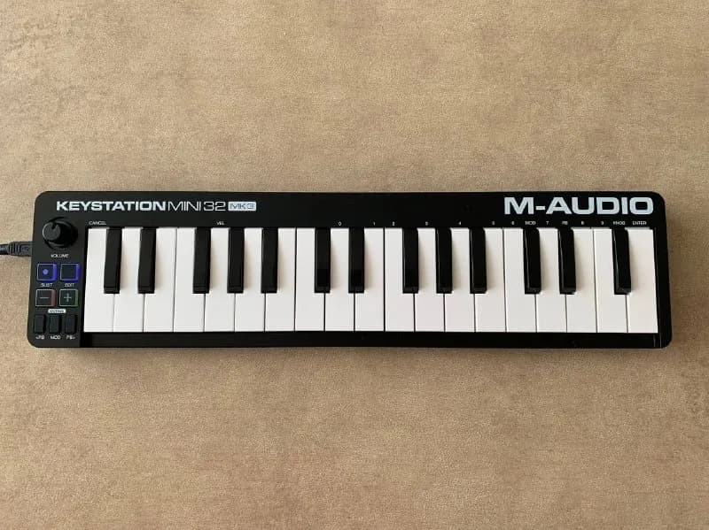 M-Audio Keystation Mini 32 MK3 — 100 лари. Идеальное состояние. Без торга, только наличные. Встреча — Батуми — 100 ₾