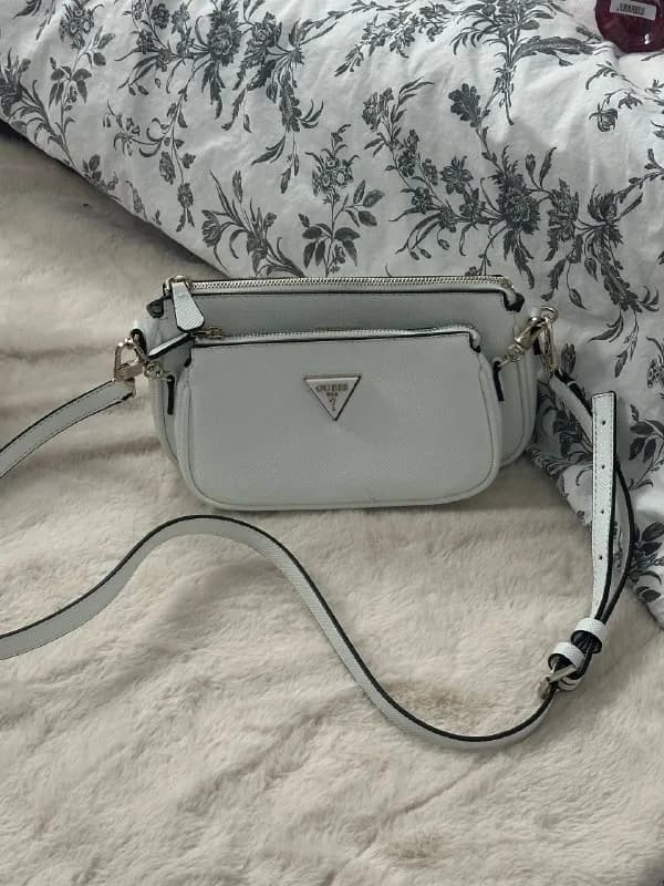 1) сумка Guess, оригинал, брала за 150$, отдам за 250 gel. Новая, носила только пару раз. — Тбилиси — 150 ₾