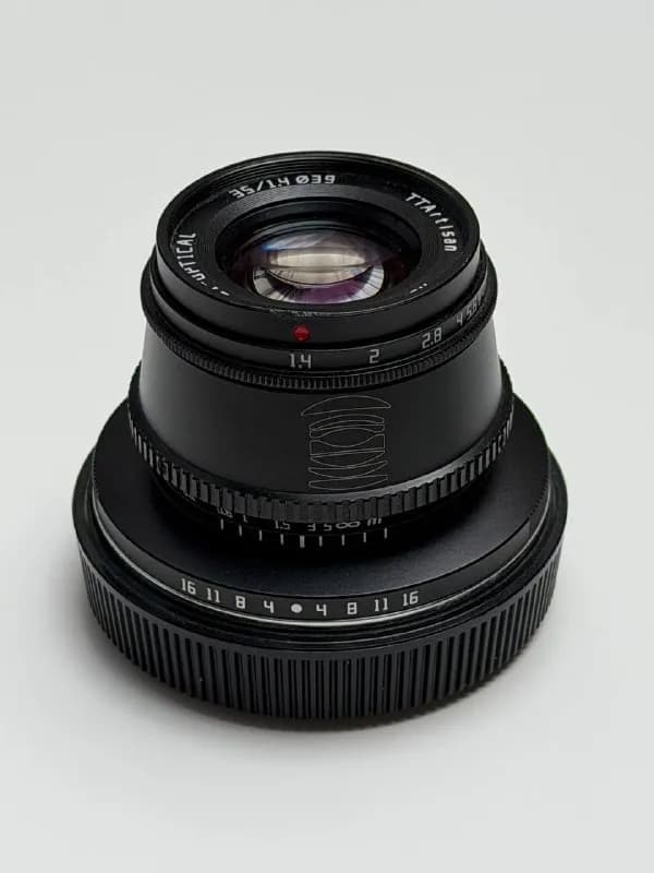 TTartisan для canon rf 35 mm f 1.4. Полностью металлический с кликовым кольцом диафрагмы. Есть след — Батуми — 150 ₾
