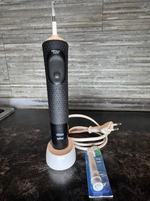 Braun Oral B + новая запечатанная насадка. 50 лари. Мед.Университет — Тбилиси — 50 ₾