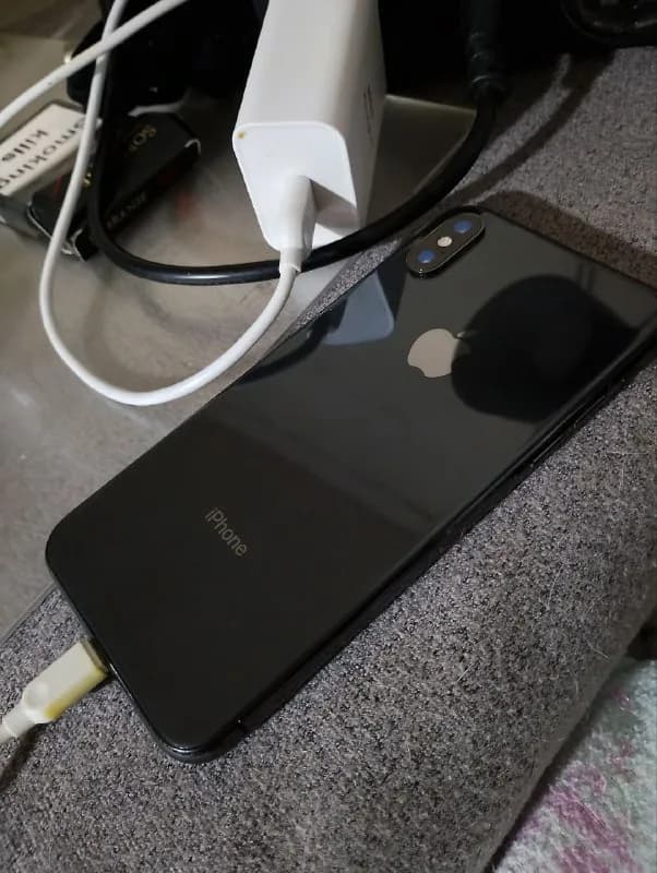 iphone xr 64 за 170 лари юатарея ослаблена надо менять остольное все ок — Батуми — 170 ₾