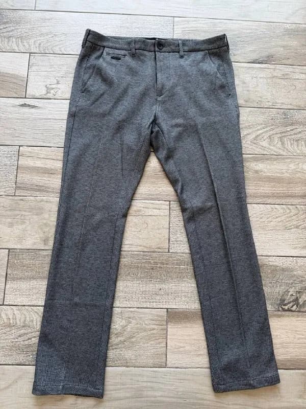 1. Брюки Guess 70₾. Оригинал, состояние новых. — нормальное состояние, 70₾ — Тбилиси — 70 ₾