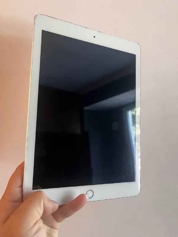 iPad 6 поколения (A1893) 32Gb, б/у, в комплекте новый чехол и стилус (не pencil), 260 лари, у Делиси — Тбилиси — 260 ₾