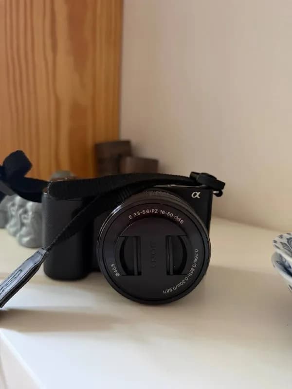 Sony ZV-E10 + объектив 16-50 мм — Тбилиси — 1350 ₾