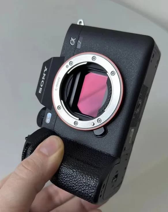 Sony A7IV. Куплена в 2022, состояние идеальное. Всю дорогу либо в чехле либо в клетке, на экране со — Тбилиси — 5000 ₾