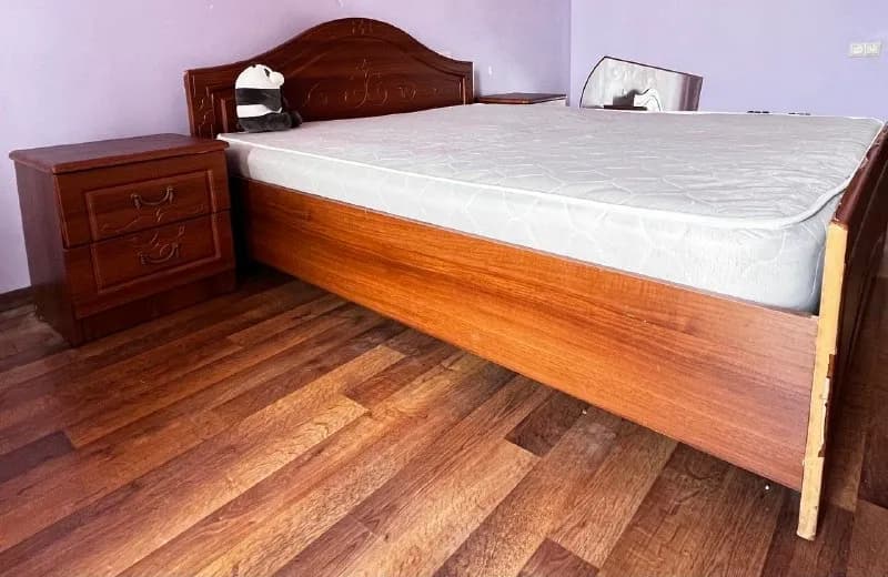 2 прикроватными тумбочками, состояние б/у, с самовывозом. Бесплатно. Район парка 6 Мая. — Батуми