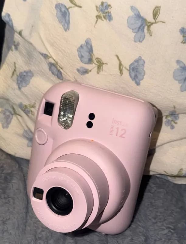 Instax Mini. В отличном состоянии. Пользовалась раз 5-6. Есть чехол, но он немного заляпанный. 180 ла — Батуми — 180 ₾