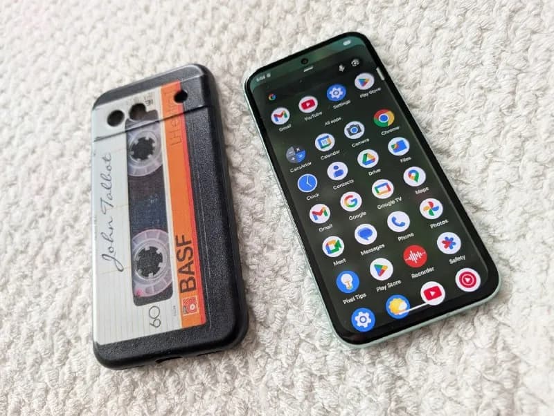 Google Pixel 8a редки цвет Аloe, в придачу отдам стильный чехол и USB кабель, цена: 650 лари — Тбилиси — 650 ₾