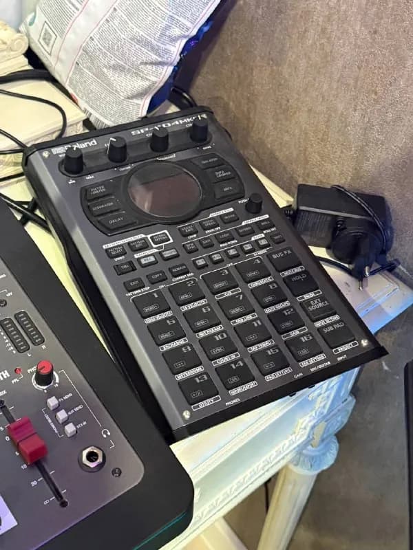 Roland sp404mk2 вот такую легендарную штуку. В идеальном состоянии. Есть коробка и сумка. 1450 ла — Тбилиси — 1 450 ₾