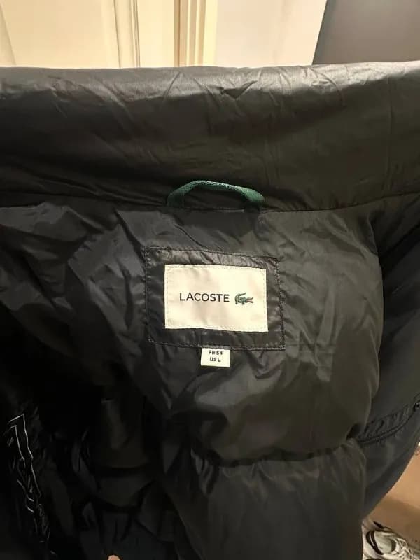 Lacoste. Чёрная лёгкая куртка с фирменной символикой, удобная посадка и практичный материал. Отличны — Батуми — 799 ₾