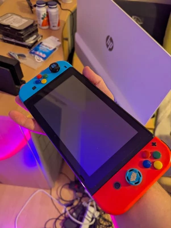 Nintendo Switch + Accessories — 540₾ (Прошитая консоль (можно скачивать игры из интернета), в компле — Батуми — 540 ₾