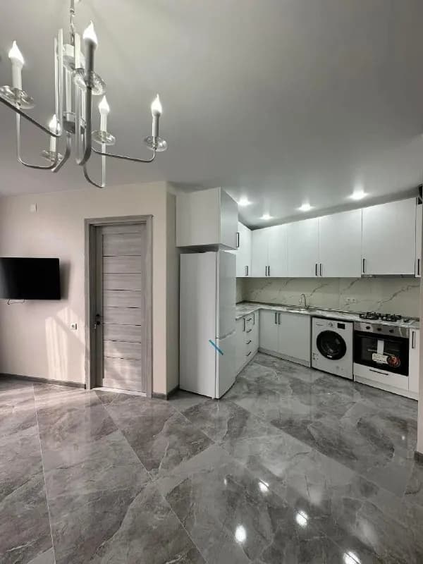 1+1 рядом с украиской школой — Батуми — 400 $