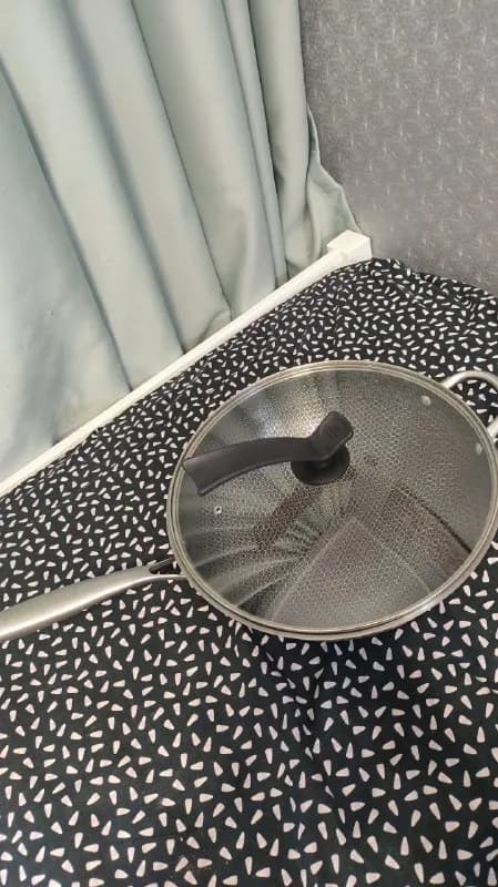 Wok, очень удобная, пользовались пару раз, мне не подходит на индукционку, для газовой плиты будет — Батуми — 60 ₾