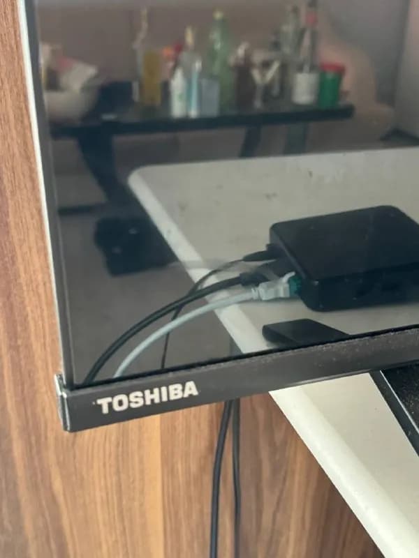 Toshiba 65C350LE — 65 дюймов, смарт 4K, мало использовался, пленка заводская защитная на экране. 1000 — Батуми — 10 ₾