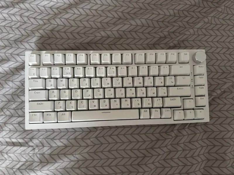 AJAZZ AK820 в белом цвете, на синих свитчах (кликающих) — Батуми — 100 ₾