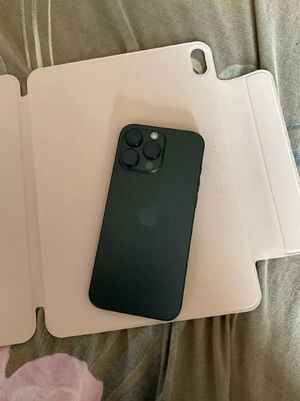 iPhone 16 pro max Состояние отличное аккумулятор 90% цена 2400 лар — Батуми — 2,400 ₾