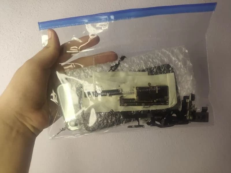 iphoneXR в разборе, материнская плата точно рабочая и без icloud. Остальное вроде рабочие (не точно) — Батуми