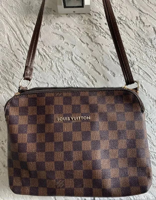 1. Тёмно-коричневая «фирменно клетчатая» сумочка Louis Vuitton, кожзам, приятная на ощупь; состояни — Батуми — 45 ₾