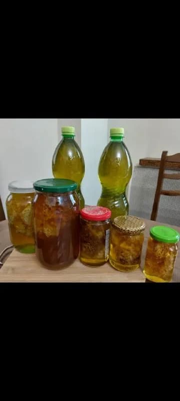 100% натуральный. Осталось немного светлого (весенние цветы) и темный янтарь (цветы весна-лето и липа — Батуми — 30 ₾