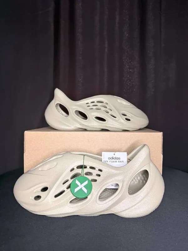 Adidas Yeezy Foam Runner. Расцветки Stone Salt и Stone Sage. Полностью новые, не ношеные. 100% ориги — Батуми — 265 ₾