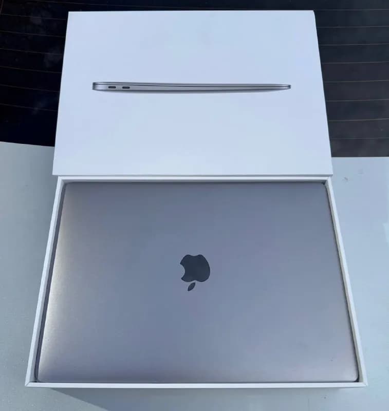 MacBook Air (чип M1, 13 дюймов, цвет «серый», 8 ГБ ОЗУ, SSD 256 ГБ); полная комплектация. На гаранти — Батуми — 1 500 ₾