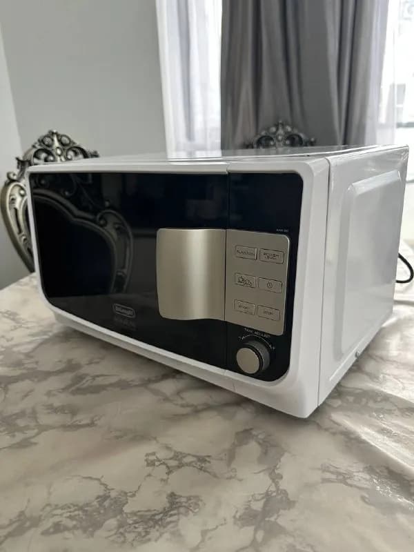 Микроволновая печь Delonghi — Батуми — 150 ₾