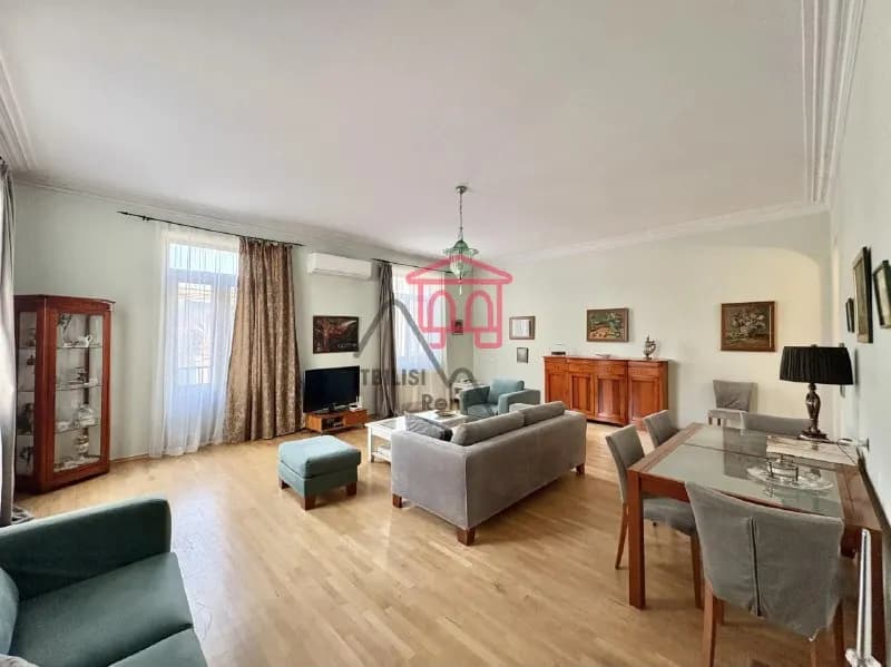270 м², два уровня, терраса и балконы — ощущение частного дома в формате квартиры. — Тбилиси — 1 800 ₾