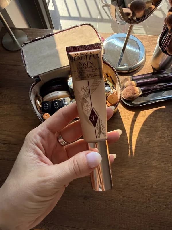 1. Палетка пудр Hourglass Ambient Lighting Palette (оттенки: Dim Light, Incandescent Light, Radiant — Тбилиси — 199 ₾