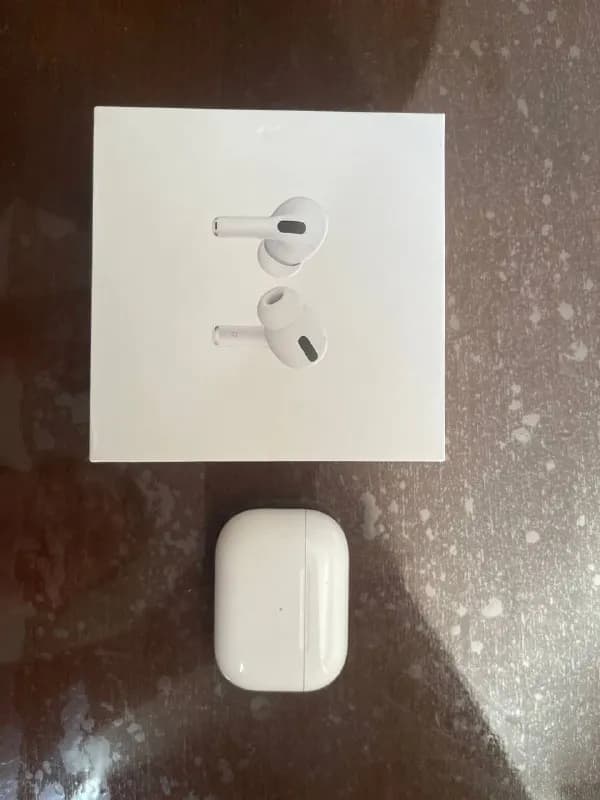 AirPods Pro правый наушник не работает. Цену предлагайте. Все остальное в отличном состоянии. — Батуми